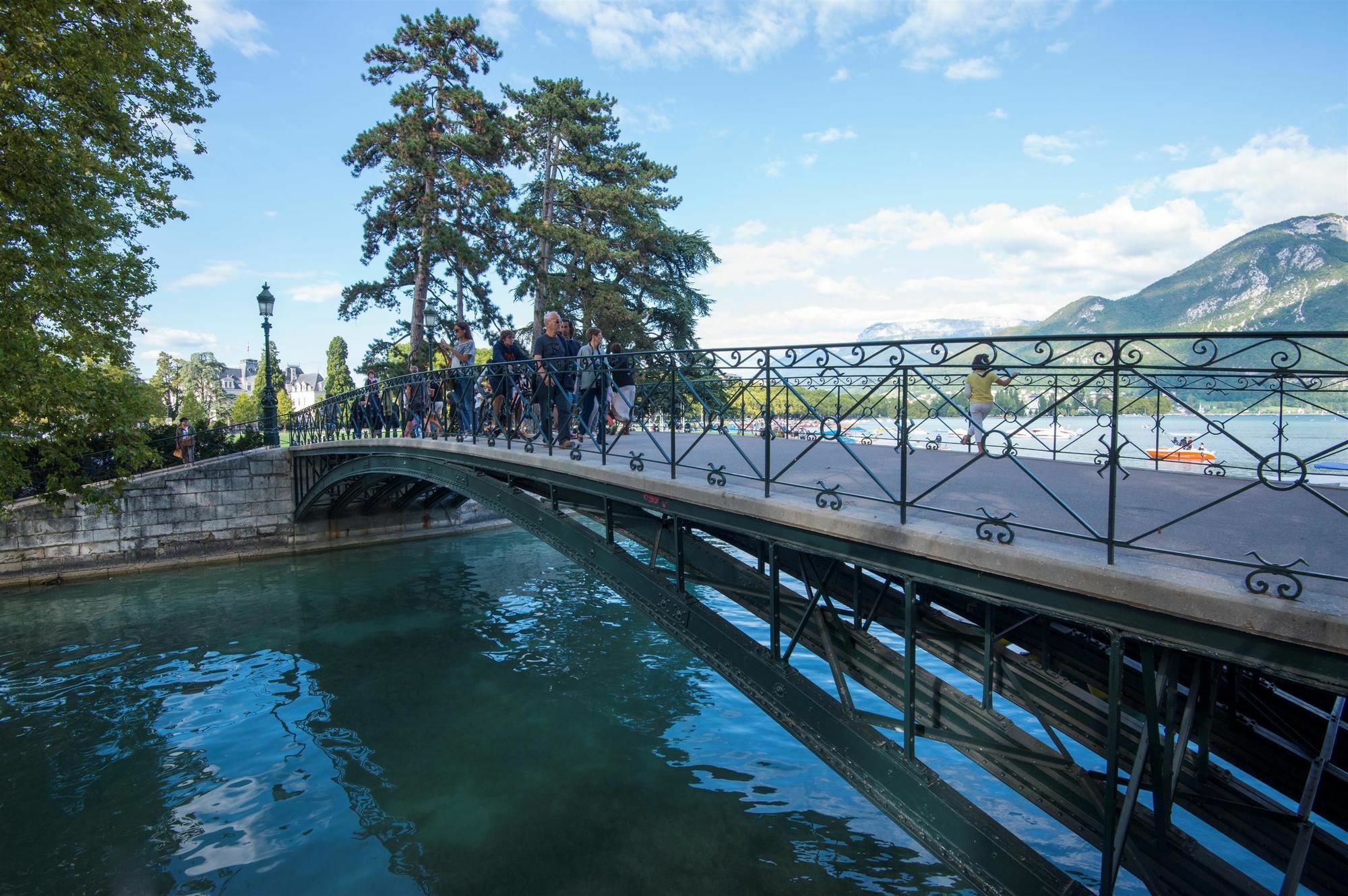 Campanile Annecy - Cran Gevrier Hotell Exteriör bild