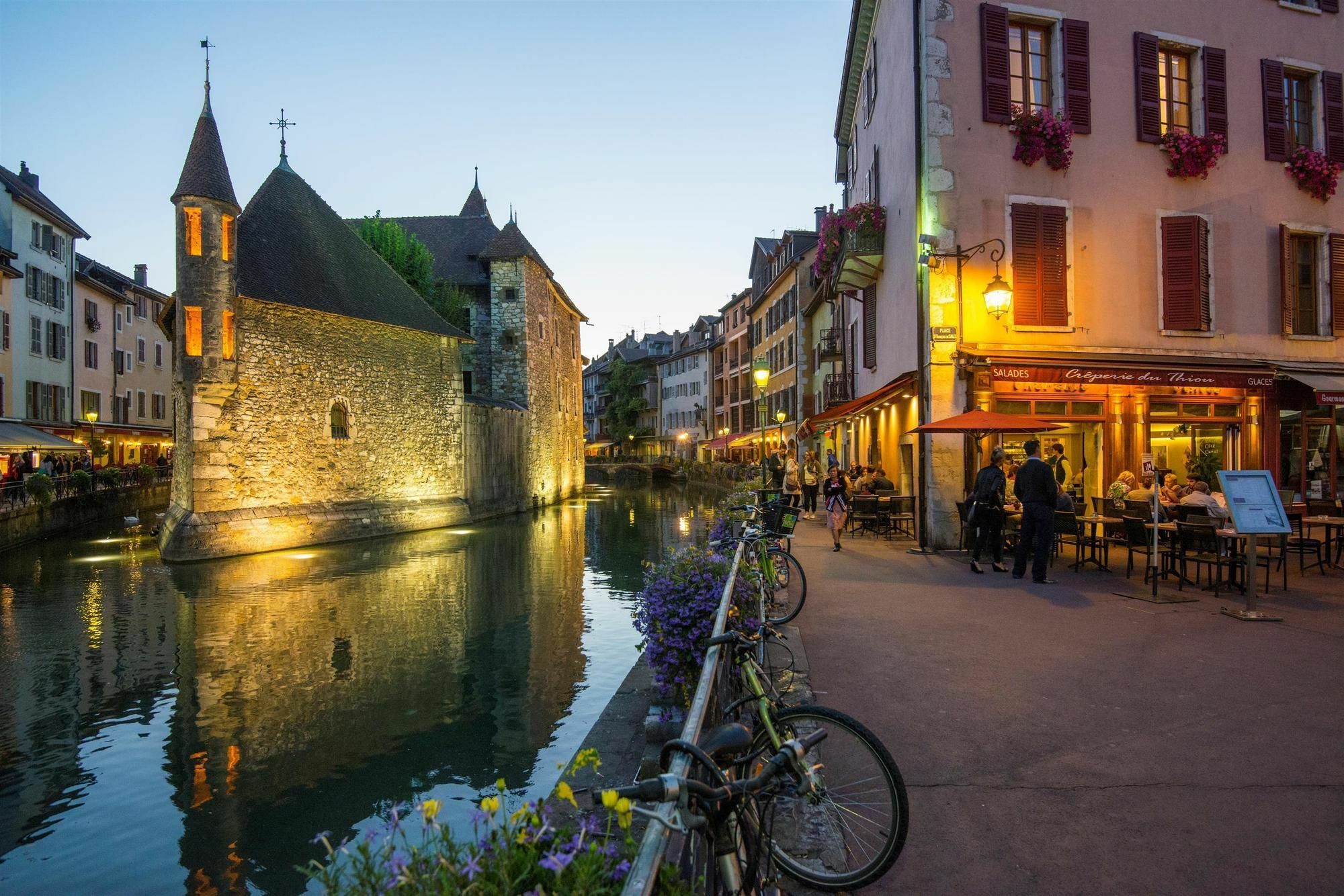 Campanile Annecy - Cran Gevrier Hotell Exteriör bild