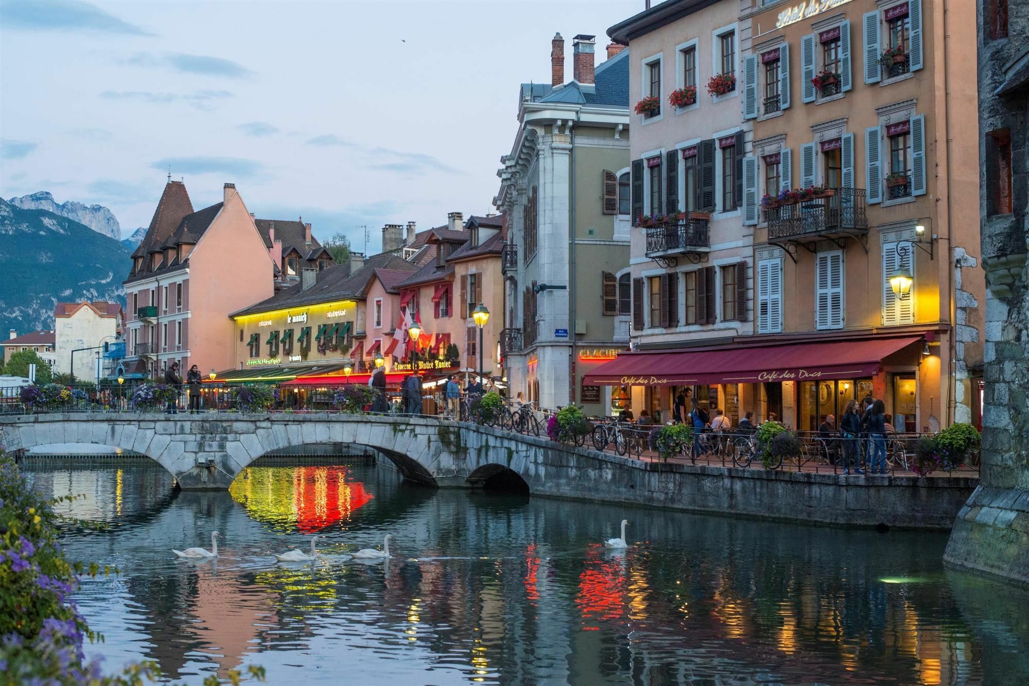 Campanile Annecy - Cran Gevrier Hotell Exteriör bild