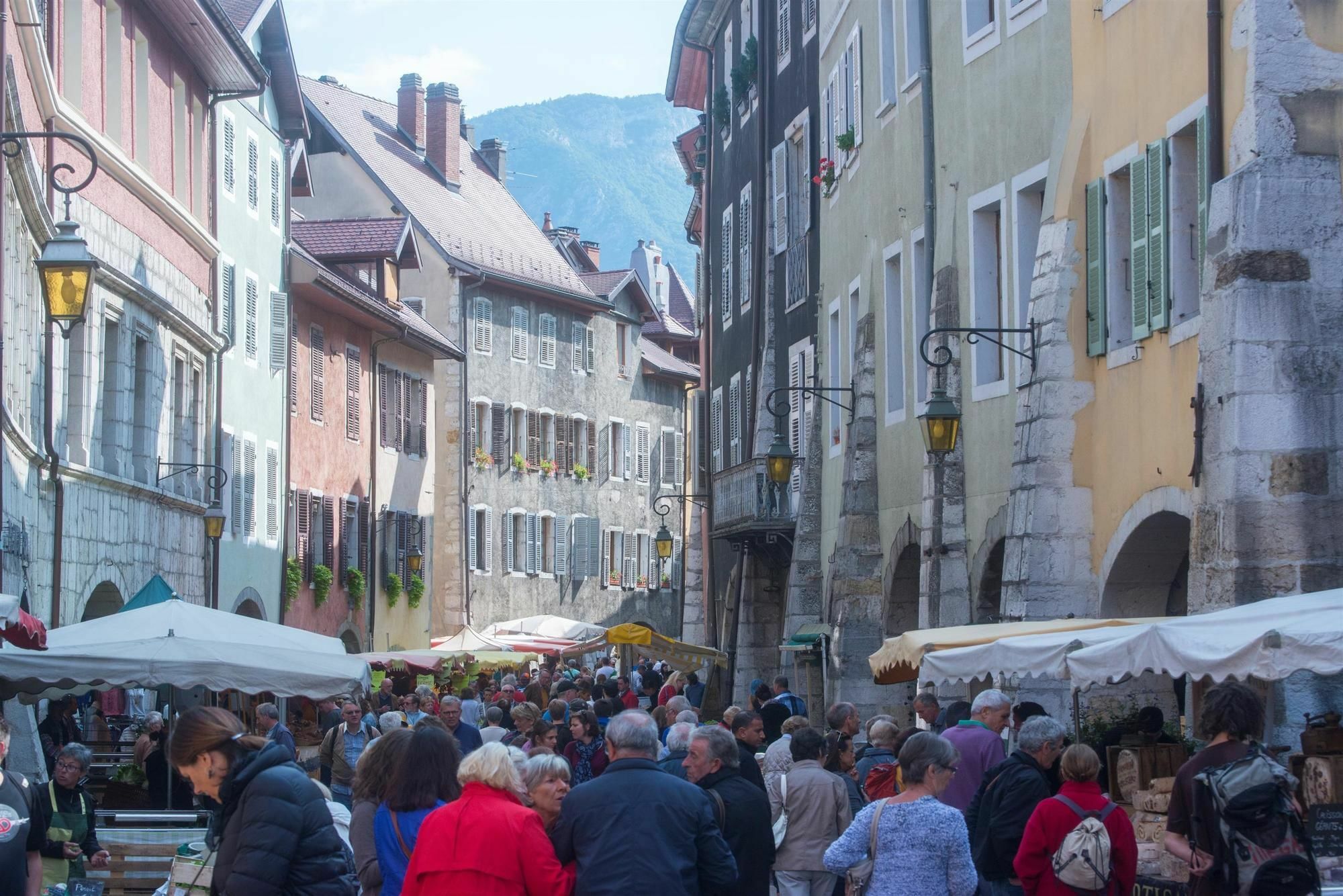 Campanile Annecy - Cran Gevrier Hotell Exteriör bild